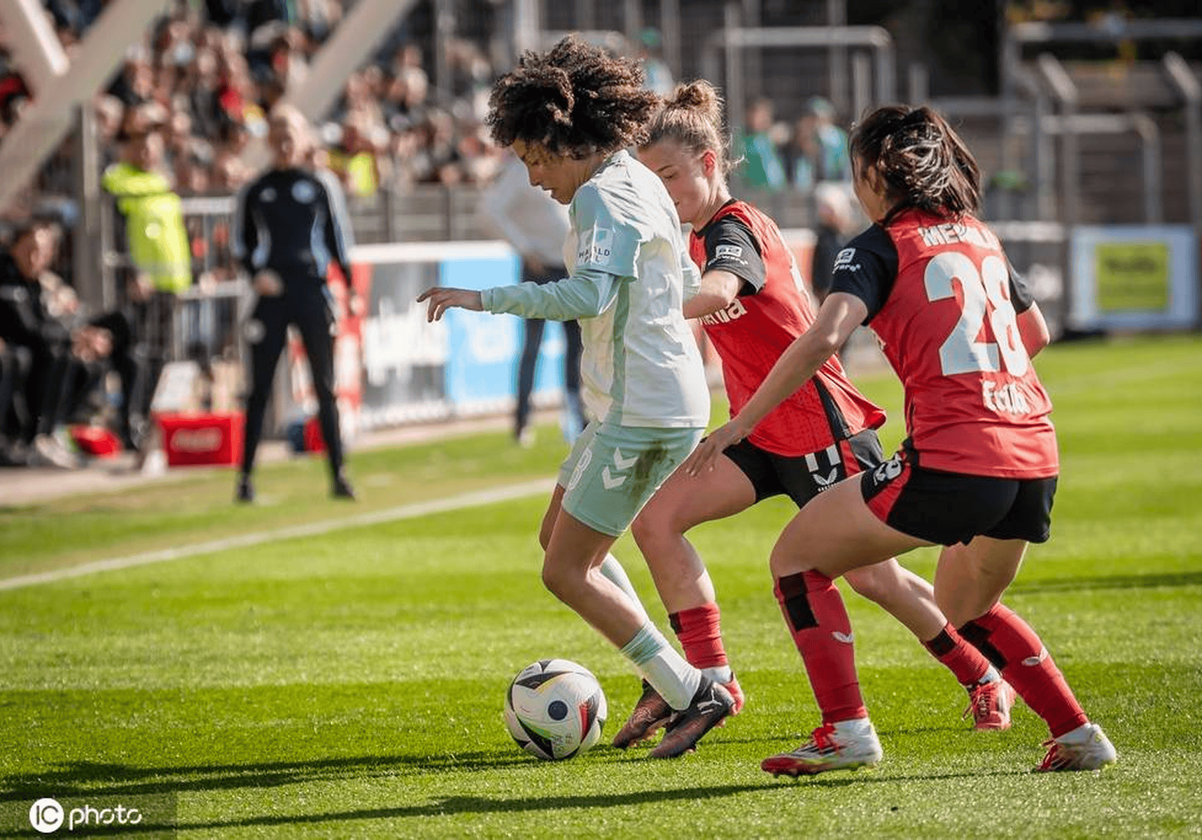 乐竞体育APP-关键时刻体能课后，勒沃库森临场应变备战全明星赛，赛场秩序良好，身体对抗强度拉满的简单介绍